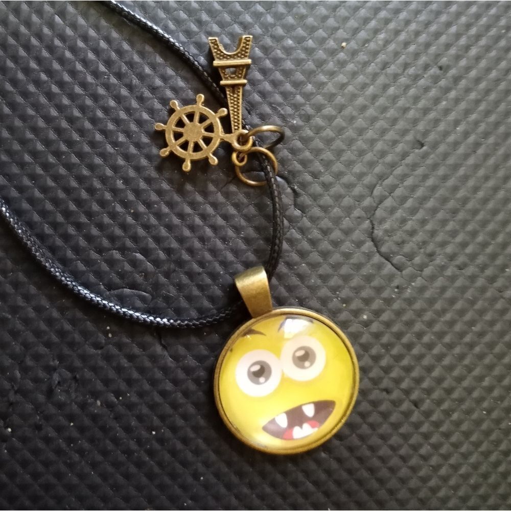 VAMPIRE FACE FANG EMOJI FACE PENDANT CHOKER CHAIN - Picture 1 of 4
